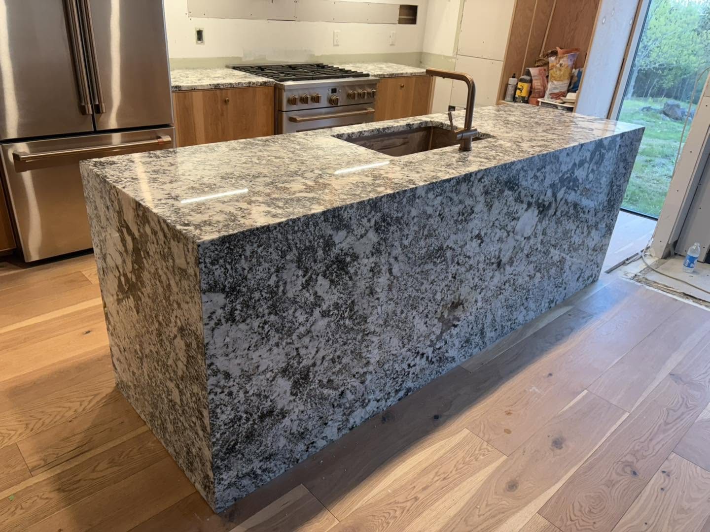 Full-Height Stone Island — Oak Bay Rock & Tile